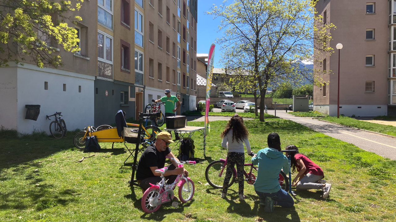 Hautes-Alpes : l'Atelier cyclonique au contact de la population briançonnaise Hautes-Alpes : l'Atelier cyclonique au contact de la population briançonnaise