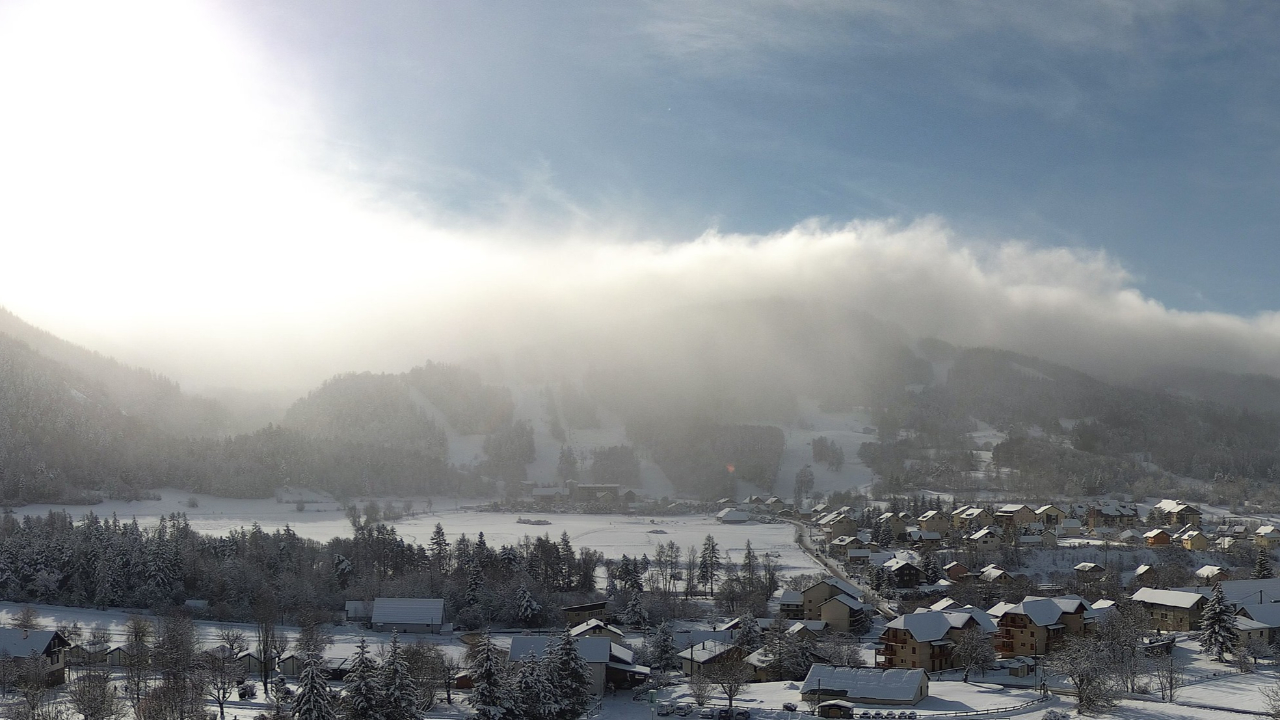 Hautes-Alpes : la raquette célébrée à Ancelle