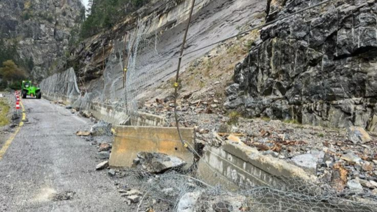 Hautes-Alpes : la RD 902 à la Combe du Queyras rendue à la circulation avec un alternat Hautes-Alpes : la RD 902 à la Combe du Queyras rendue à la circulation avec un alternat