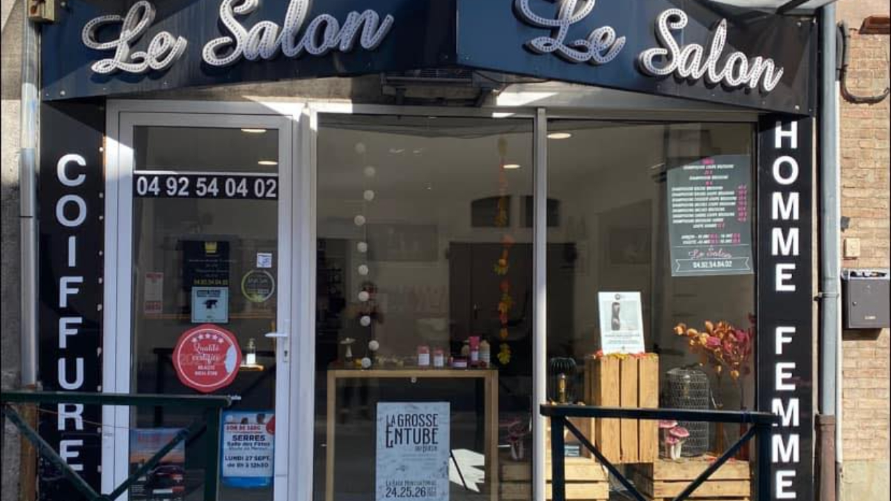 Hautes-Alpes : la remorque d’un poids lourd termine sa course chez un coiffeur