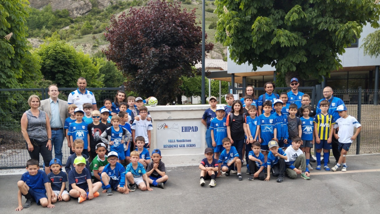 Hautes-Alpes : les jeunes footballeurs de l'Argenti&egrave;re rendent visite &agrave; leurs a&icirc;n&eacute;s