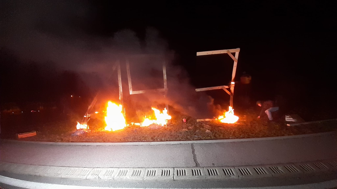 Hautes-Alpes : un « 49.3 » géant en feu au rond-point de La Saulce