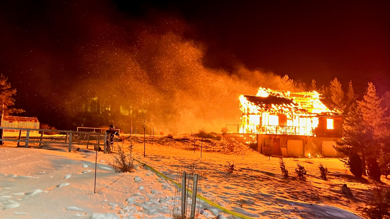 Hautes-Alpes : un chalet totalement ravagé par les flammes dans le Dévoluy Hautes-Alpes : un chalet totalement ravagé par les flammes dans le Dévoluy