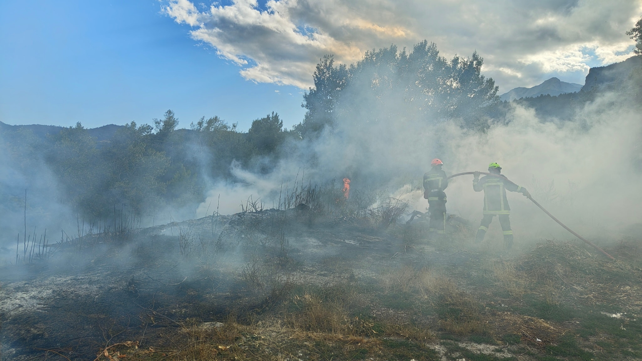 Hautes-Alpes : un feu de broussailles mobilise une trentaine de pompiers Hautes-Alpes : un feu de broussailles mobilise une trentaine de pompiers