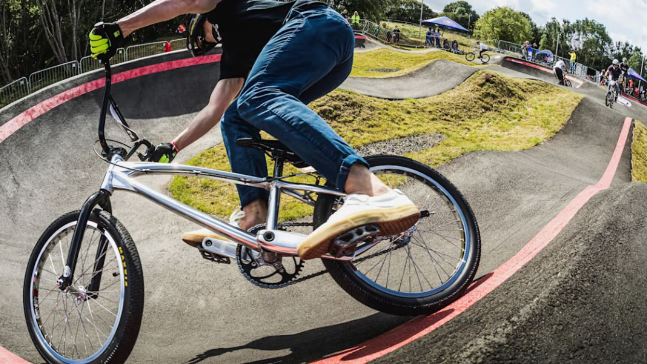 Hautes-Alpes : un pumptrack à Embrun pour les aficionados des grandes et petites roues Hautes-Alpes : un pumptrack à Embrun pour les aficionados des grandes et petites roues