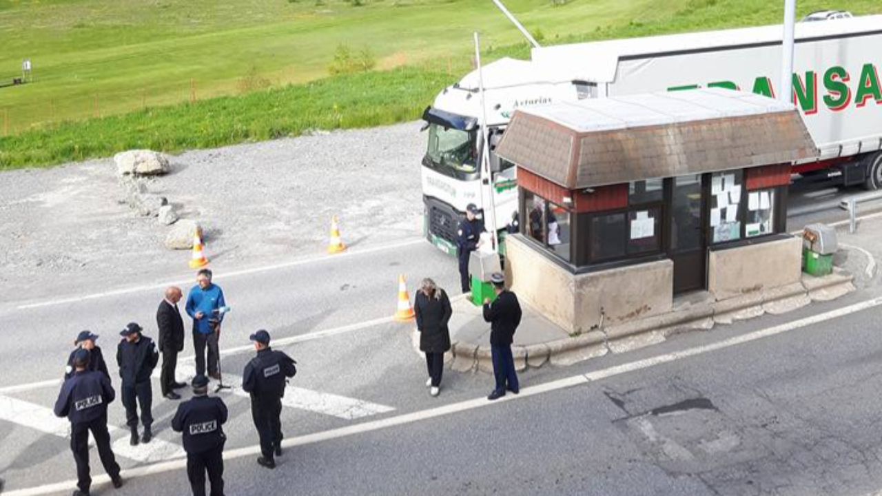 Hautes-Alpes : une grande maraude solidaire à la frontière sur fond de "militarisation" Hautes-Alpes : une grande maraude solidaire à la frontière sur fond de "militarisation"