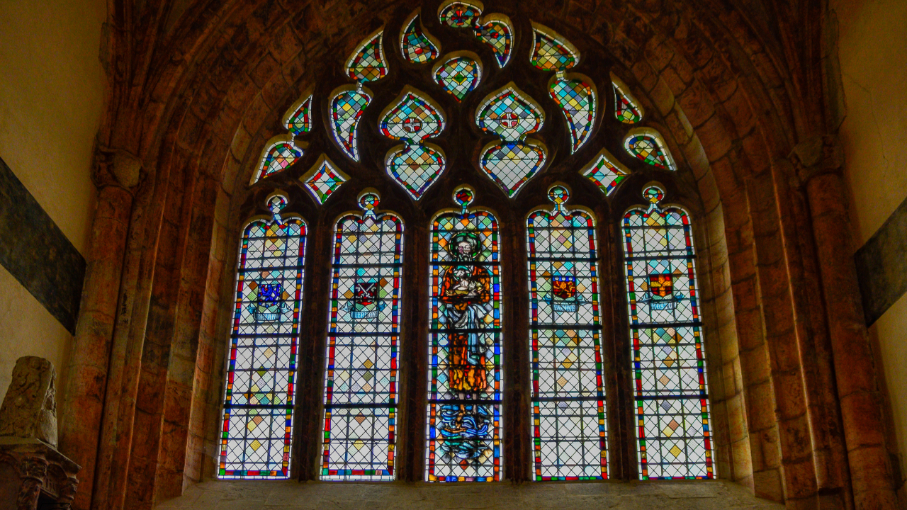 Hautes-Alpes : une nouvelle lumière pour les vitraux de la chapelle du Château de Tallard Hautes-Alpes : une nouvelle lumière pour les vitraux de la chapelle du Château de Tallard