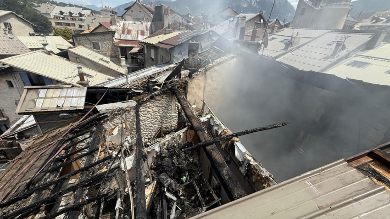Incendie d'Embrun : plusieurs habitants évacués face au risque d'effondrement Incendie d'Embrun : plusieurs habitants évacués face au risque d'effondrement