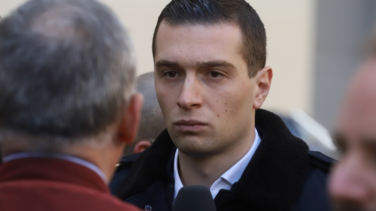 Jordan Bardella en dédicaces dans les Hautes-Alpes : les autorités sur les dents Jordan Bardella en dédicaces dans les Hautes-Alpes : les autorités sur les dents