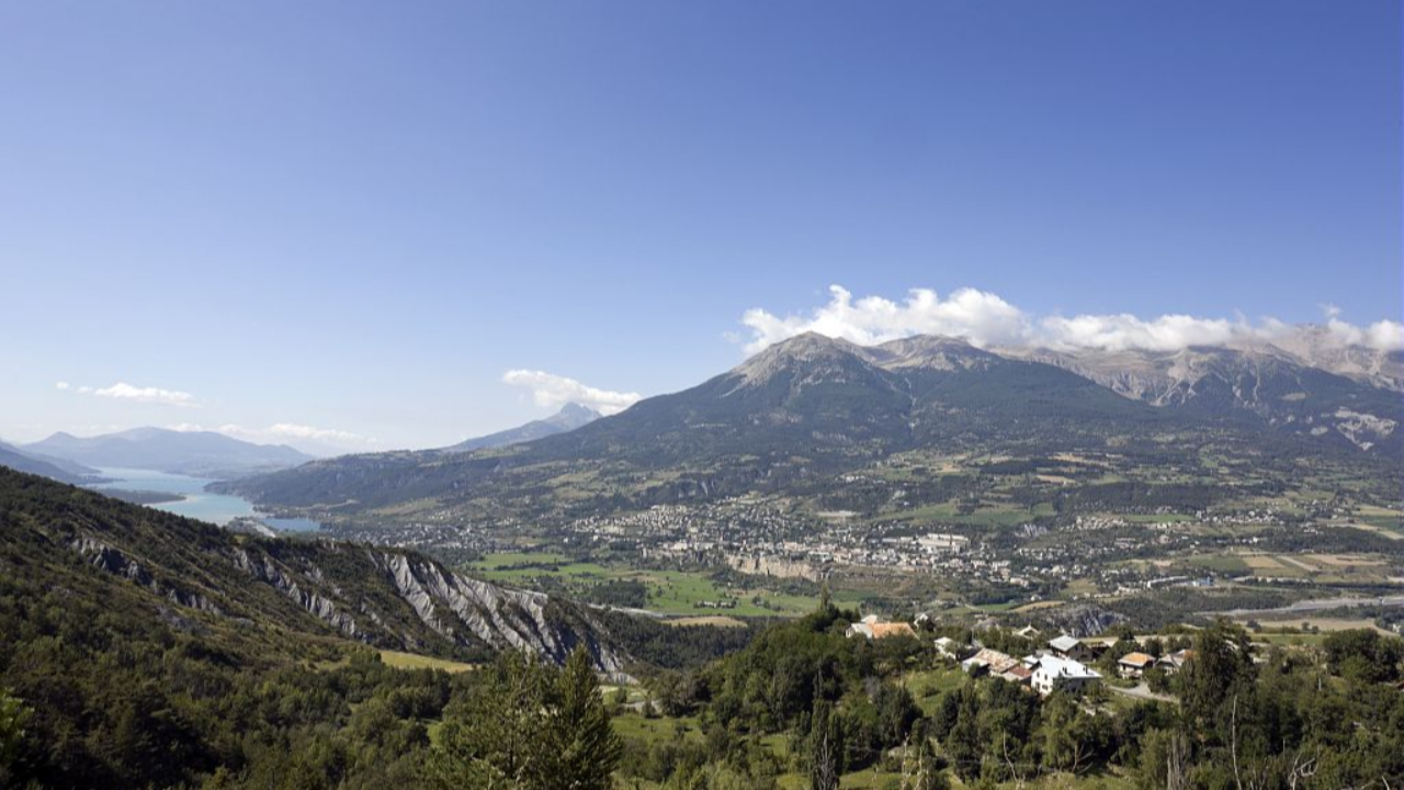 Le jeu inégal de la croissance démographique dans les bassins de montagne Le jeu inégal de la croissance démographique dans les bassins de montagne