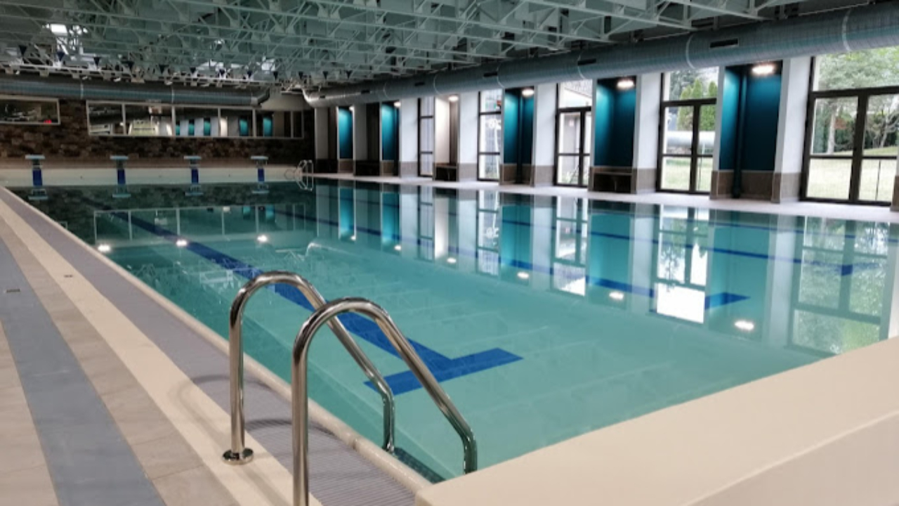 La piscine des Écrins aux couleurs de Mars Bleu