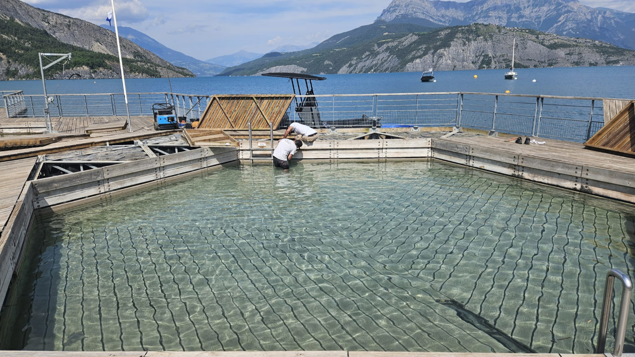 La piscine flottante de Rousset en pleine révision La piscine flottante de Rousset en pleine révision