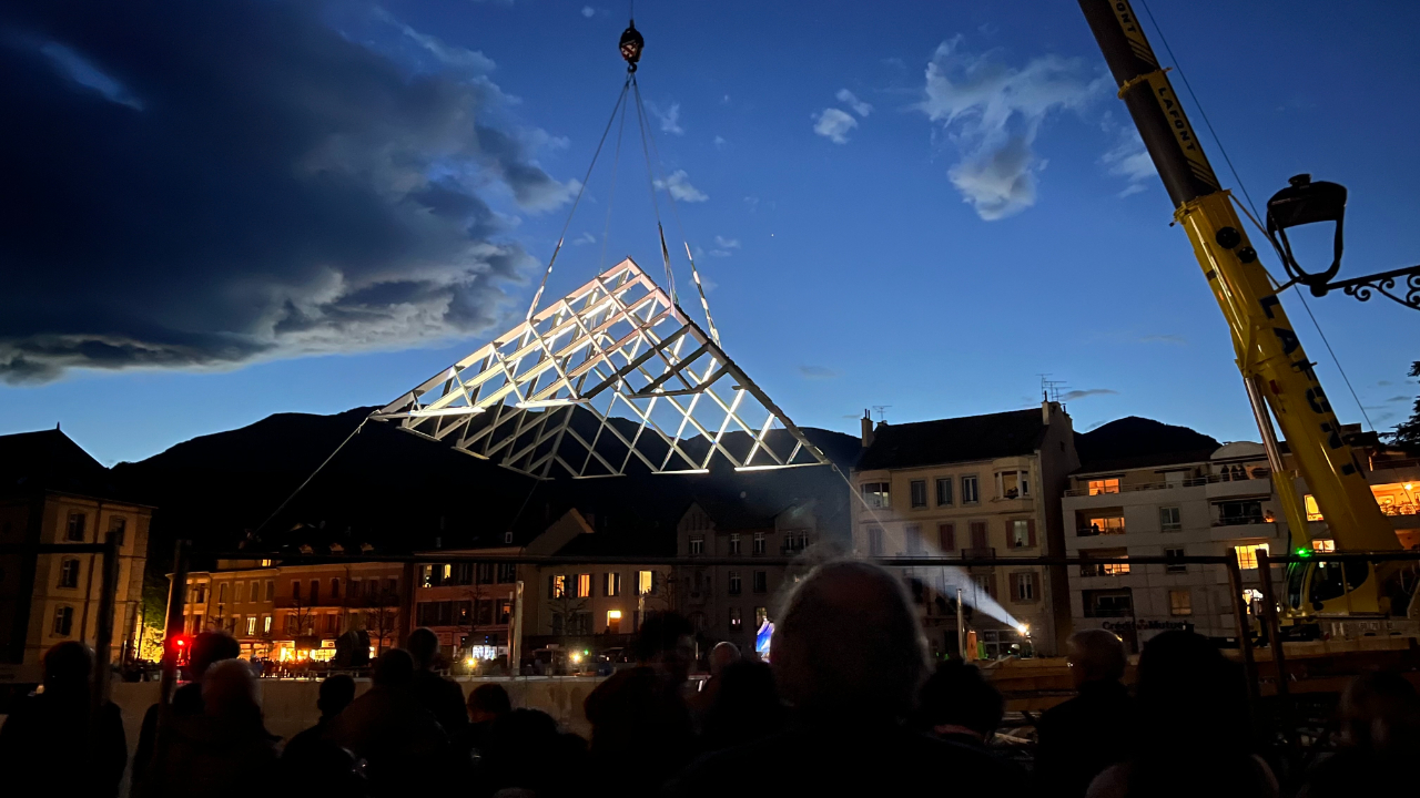 La pyramide de Gap posée sur son socle devant plusieurs centaines de Gapençais