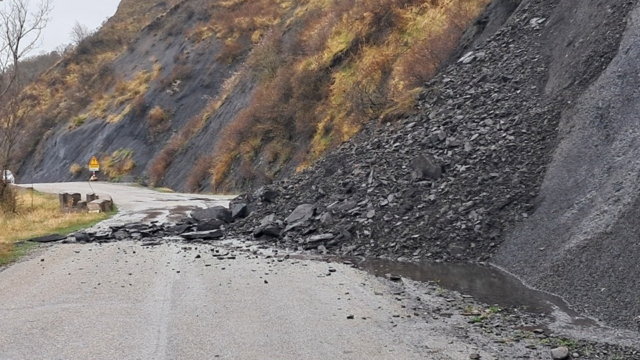 La RD 43 à Saint-Julien en Champsaur fermée en raison d’un éboulement La RD 43 à Saint-Julien en Champsaur fermée en raison d’un éboulement