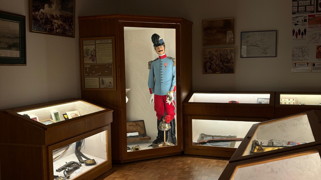 Le 4ème Régiment de Chasseurs recherche d'anciens objets militaires Le 4ème Régiment de Chasseurs recherche d'anciens objets militaires