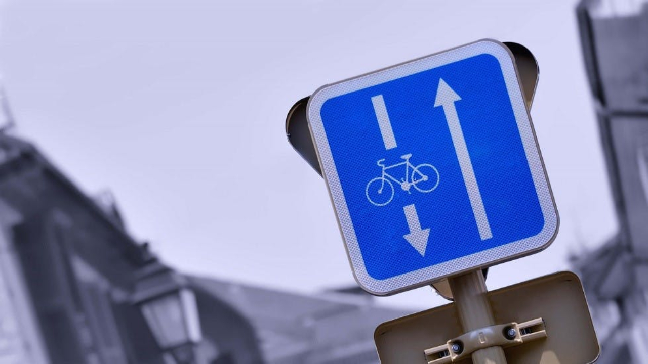 Le double sens cyclable sur le Boulevard Gassendi à Digne les Bains désormais plus visible Le double sens cyclable sur le Boulevard Gassendi à Digne les Bains désormais plus visible