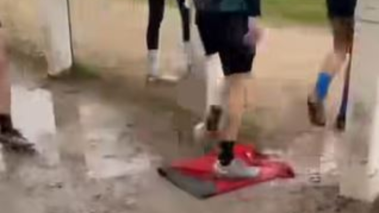 Le maillot du Rugby club Dignois pi&eacute;tin&eacute; avant un match