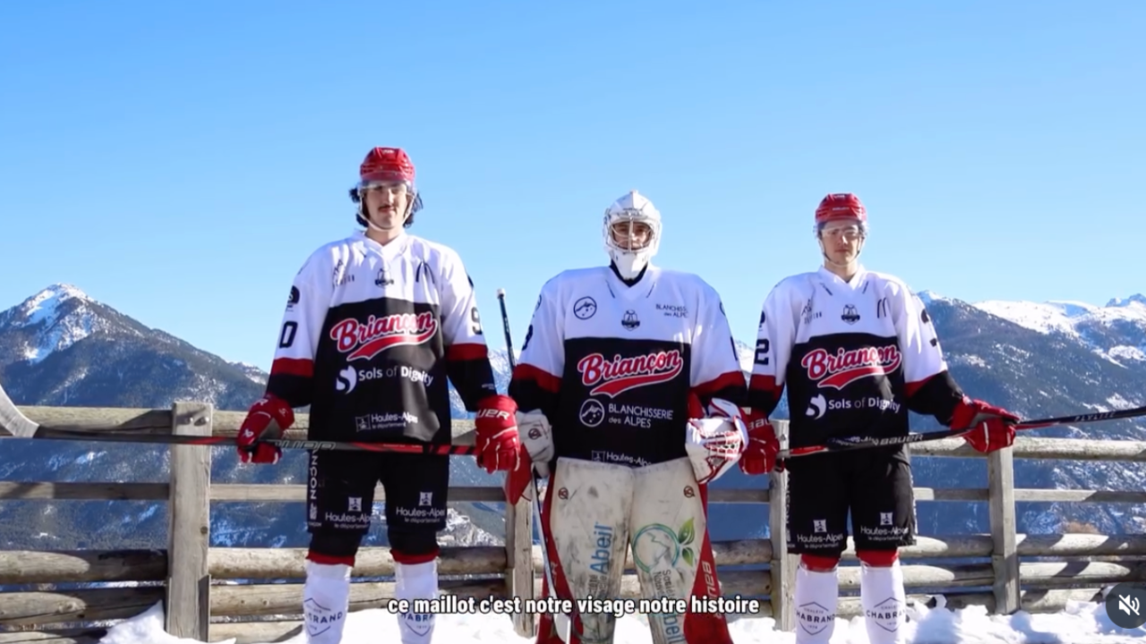 Les Diables Rouges de Briançon dévoilent un maillot sans rouge, les supporters partagés