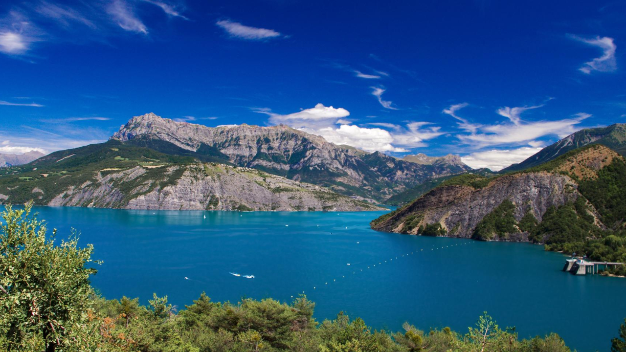 Leur bateau prend feu sur le lac de Serre-Ponçon, les huit passagers sautent à l'eau