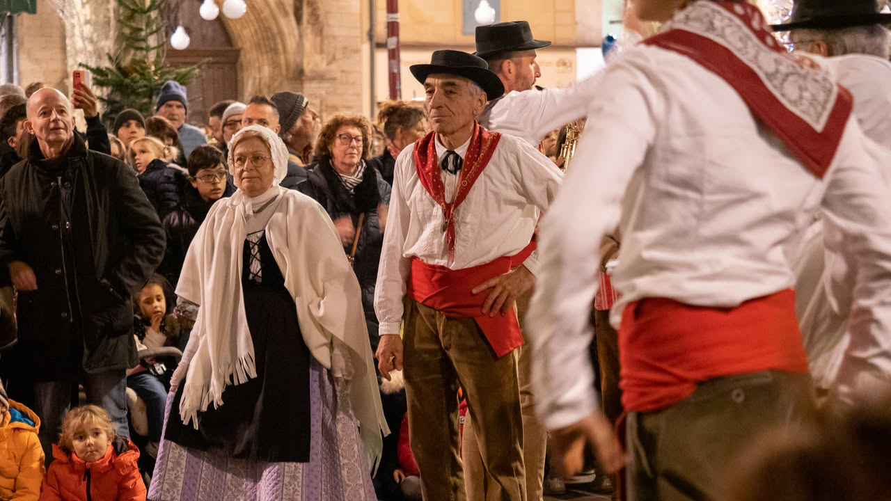 Manosque s'illumine pour les fêtes : lancement des illuminations le 30 novembre Manosque s'illumine pour les fêtes : lancement des illuminations le 30 novembre