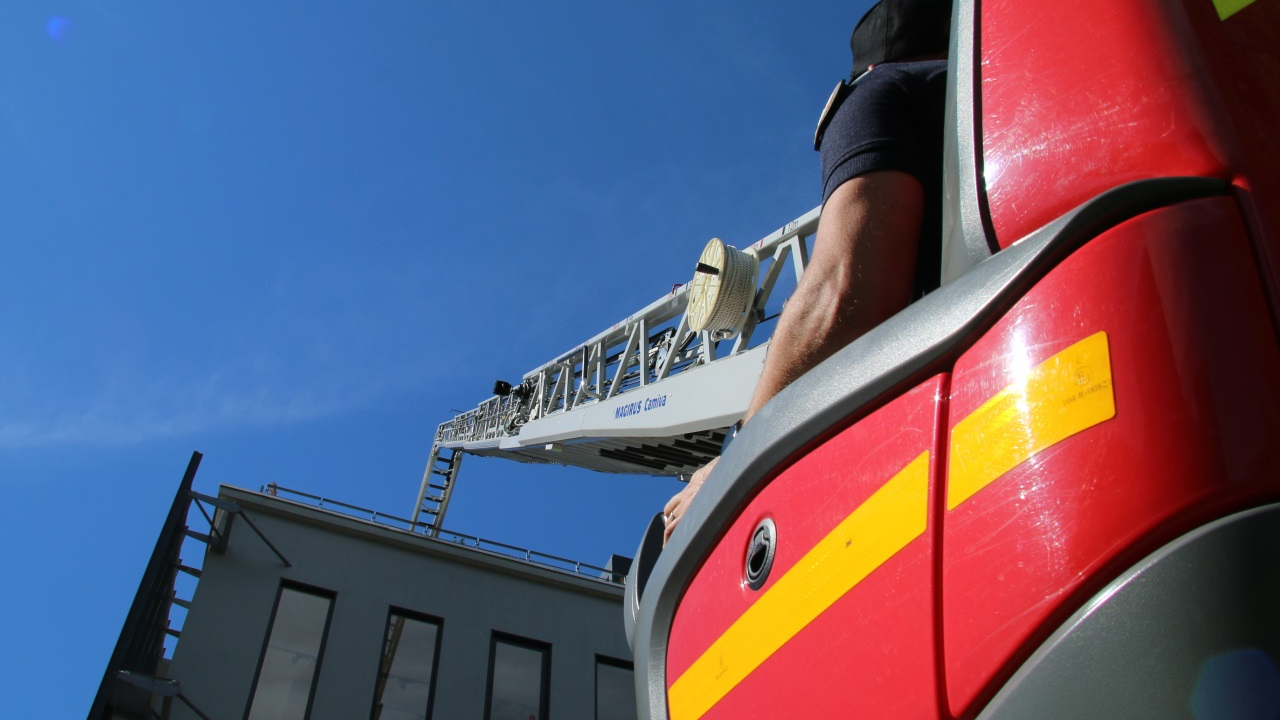 Manosque : une personne se blesse à son domicile, les pompiers l'évacuent avec la grande échelle