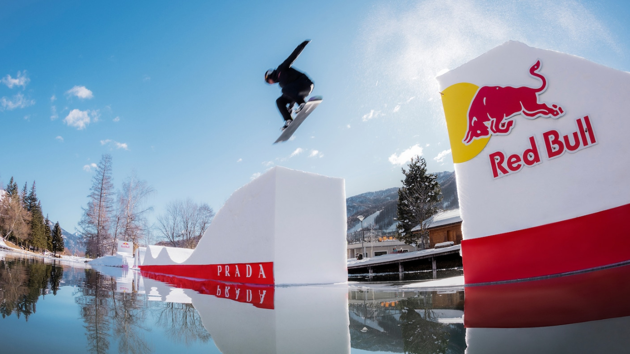 Quand Pierre Vaultier ride sur un lac partiellement gelé Quand Pierre Vaultier ride sur un lac partiellement gelé