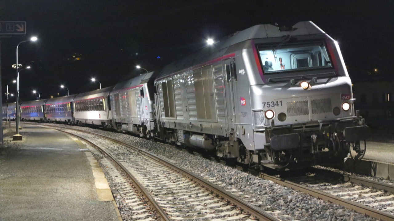 Quatre députés à bord du train de nuit Paris-Briançon pour "alerter l'exécutif" Quatre députés à bord du train de nuit Paris-Briançon pour "alerter l'exécutif"