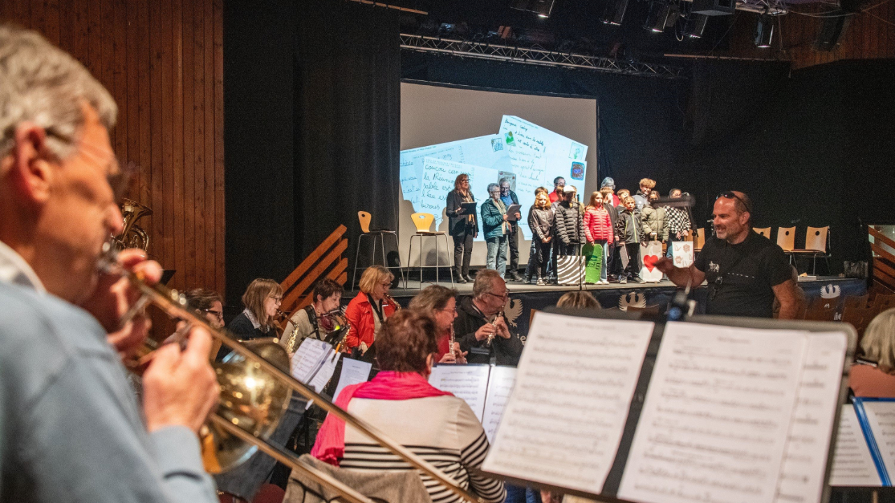Saint-Chaffrey réunit ses écoliers et ses aînés pour créer ensemble leur spectacle Saint-Chaffrey réunit ses écoliers et ses aînés pour créer ensemble leur spectacle