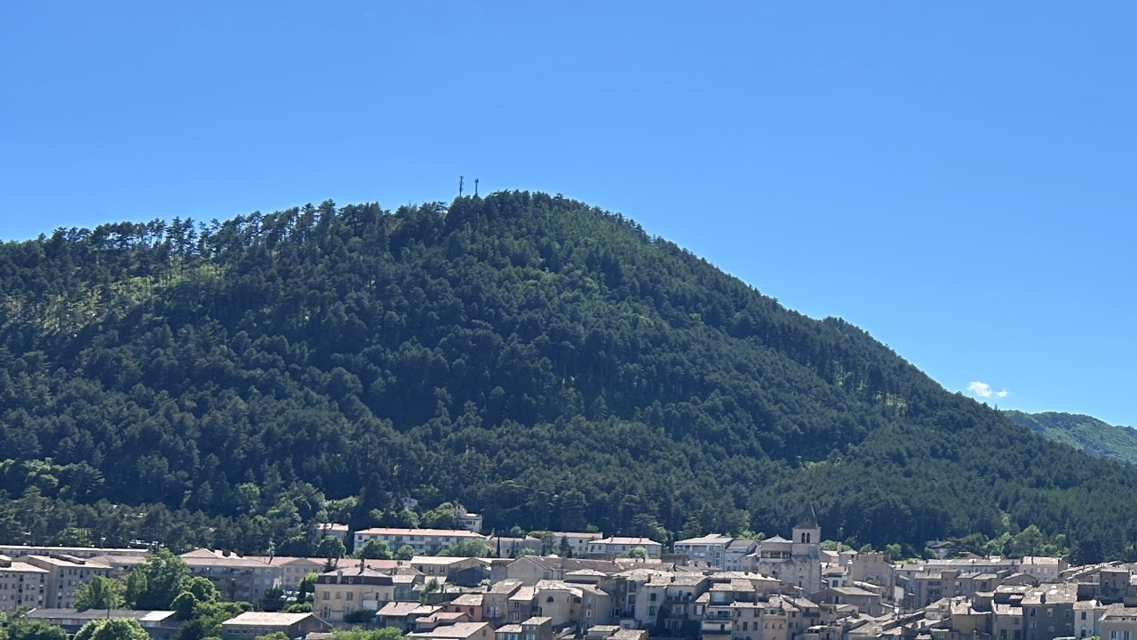 Sisteron interdit l'accès à trois massifs forestiers