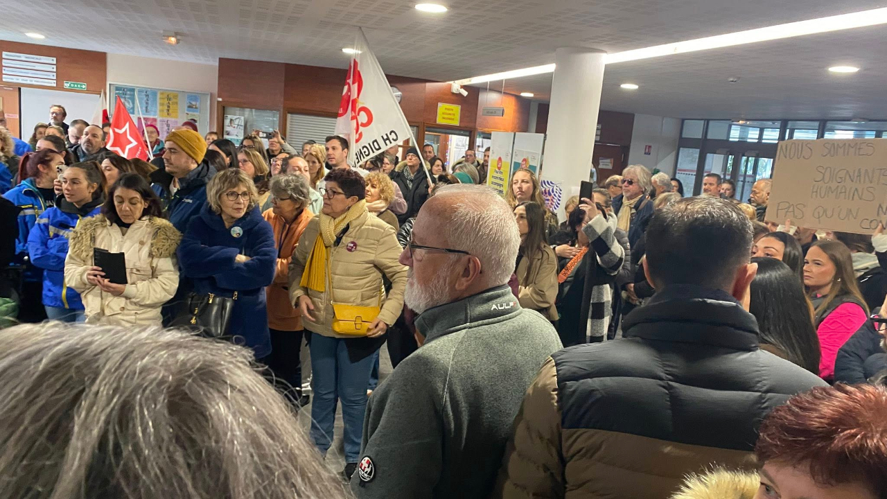 Suppression de poste à l'hôpital de Digne-les-Bains : les manifestants perturbent le conseil de surveillance Suppression de poste à l'hôpital de Digne-les-Bains : les manifestants perturbent le conseil de surveillance