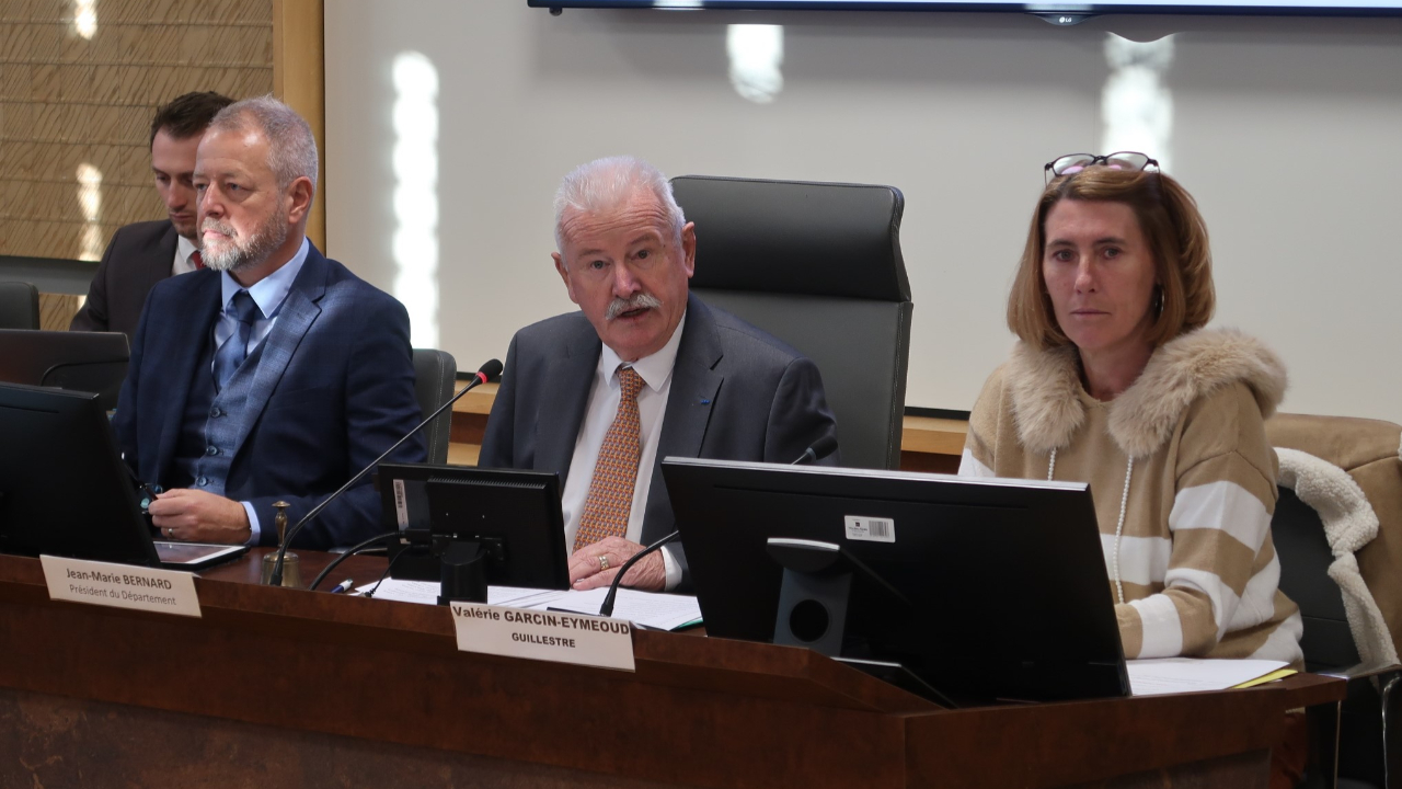 Trois élus de plus, dont la députée Valérie Rossi, demandent la mise en retrait de Jean-Marie Bernard