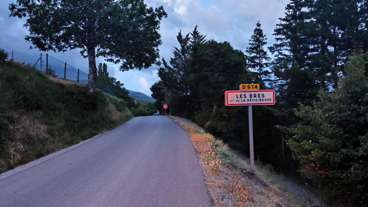 Trois membres d'une famille retrouvés "morts par balle" à la Bâtie-Neuve