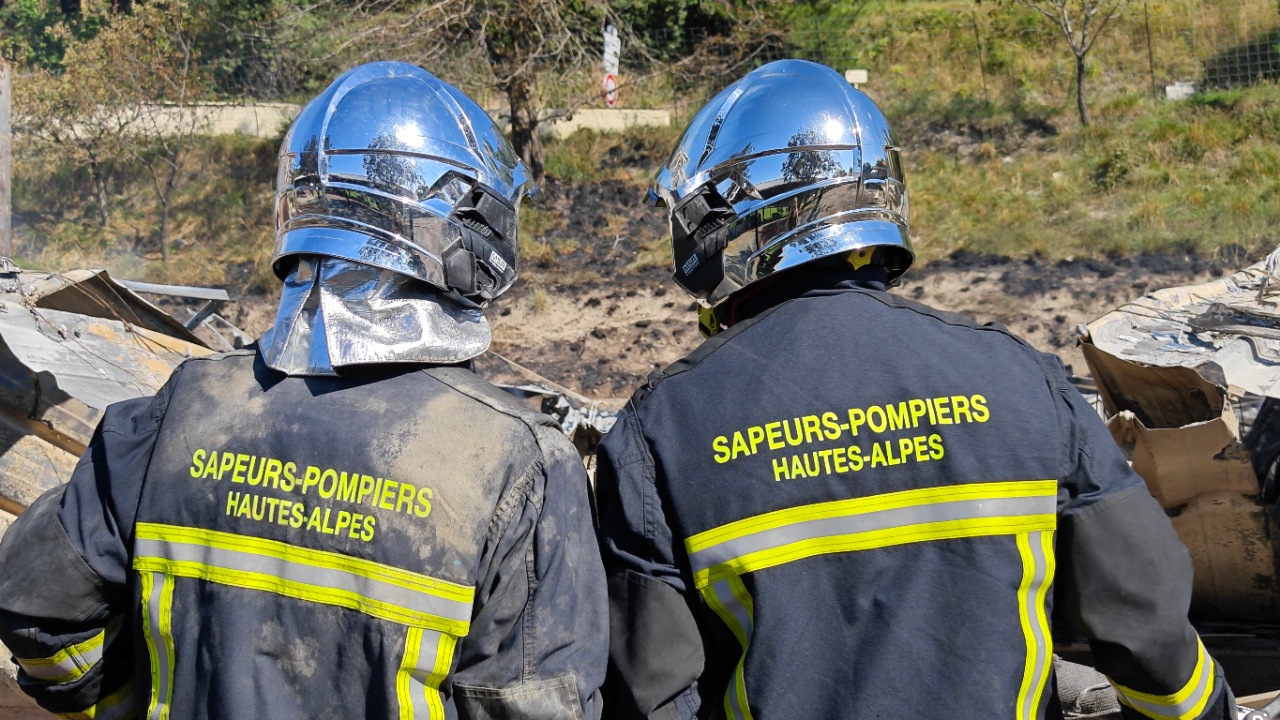 Un bâtiment agricole détruit par un incendie au Poët, plus de 30 pompiers mobilisés Un bâtiment agricole détruit par un incendie au Poët, plus de 30 pompiers mobilisés