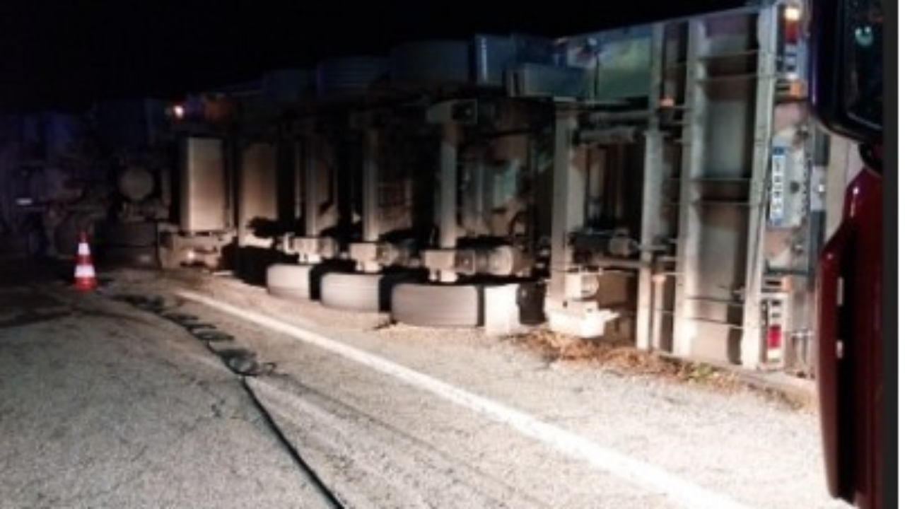 Un camion couché dans la bretelle d'accès à l'A51 à Forcalquier