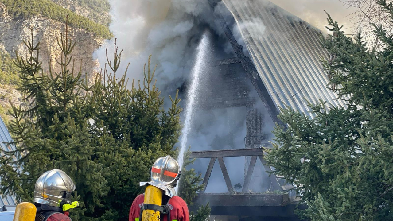 Un chalet totalement en proie aux flammes à Jausiers Un chalet totalement en proie aux flammes à Jausiers