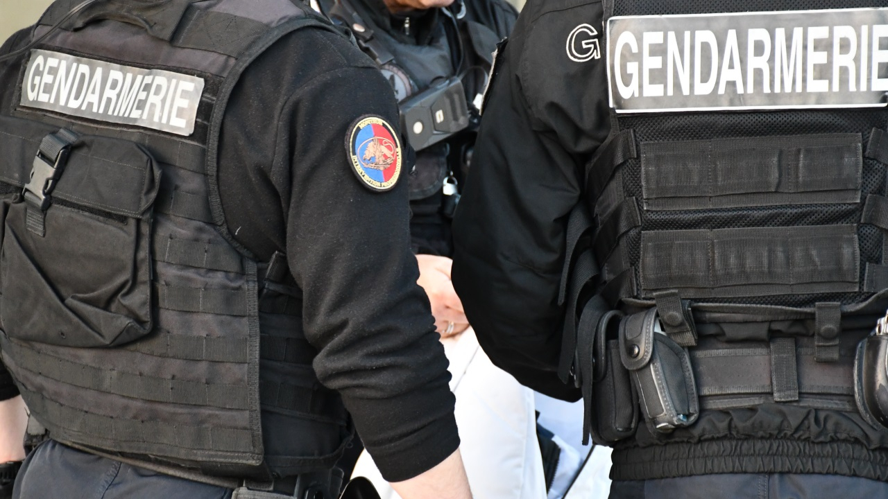 Un forcené se retranche chez lui avec un couteau : la gendarmerie boucle le quartier aux Mées Un forcené se retranche chez lui avec un couteau : la gendarmerie boucle le quartier aux Mées