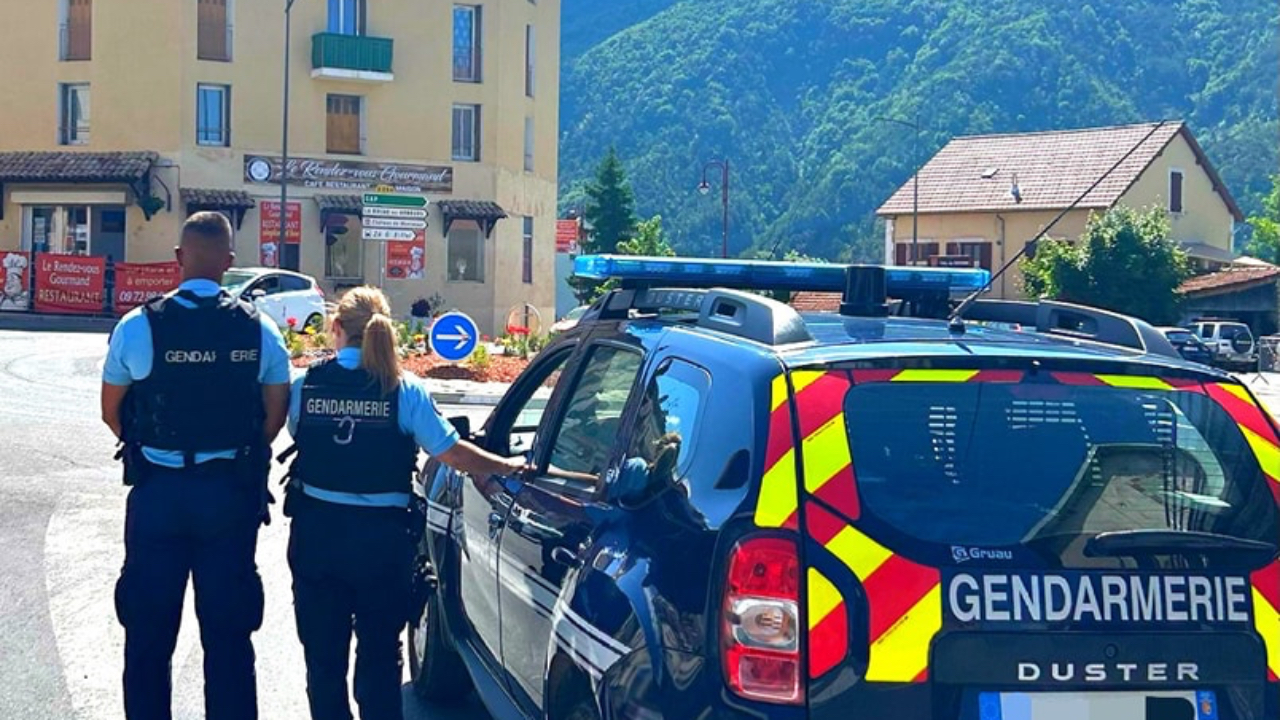 Un homme interpellé à Veynes avec drogue, armes blanches et liquide en poche Un homme interpellé à Veynes avec drogue, armes blanches et liquide en poche