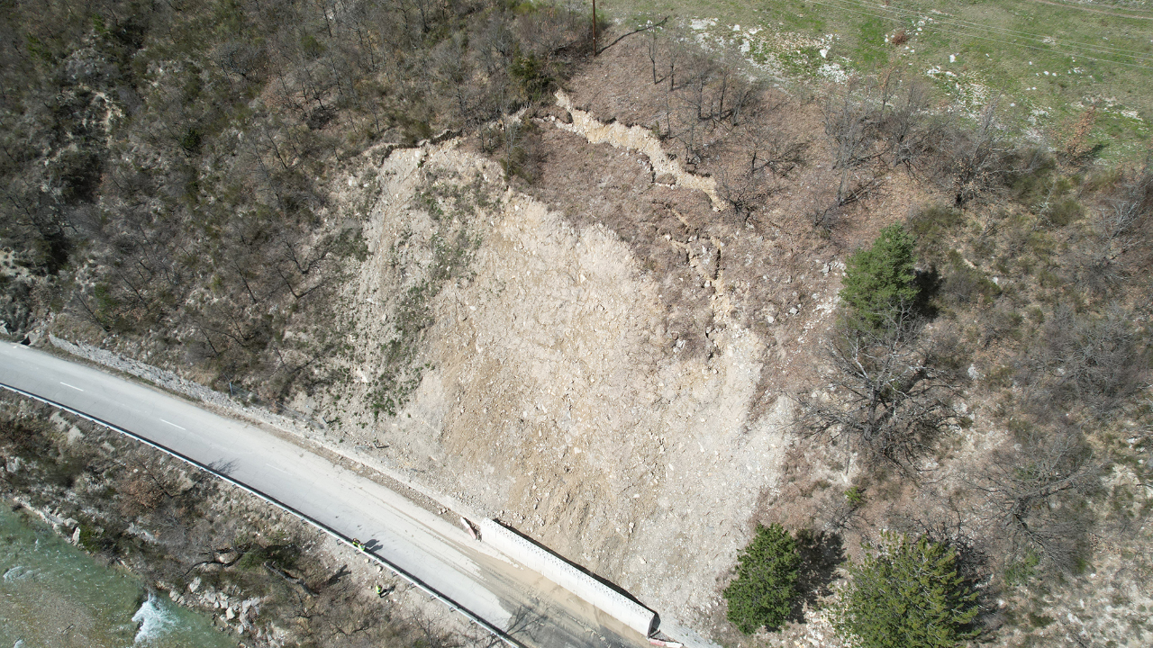 Un risque de glissement de terrain sur la RD946 à Saint-Vincent-sur-Jabron Un risque de glissement de terrain sur la RD946 à Saint-Vincent-sur-Jabron