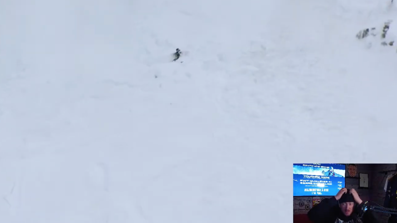 Une avalanche se d&eacute;clenche pendant l'&eacute;tape du Freeride World Tour Qualifier &agrave; Serre Chevalier, un snowboarder emport&eacute;