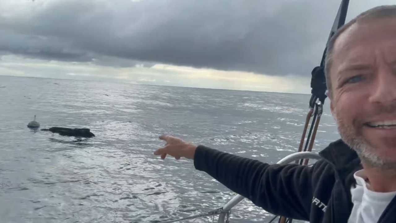 Une bouée pour les scientifiques déployée par Romain Attanasio Une bouée pour les scientifiques déployée par Romain Attanasio