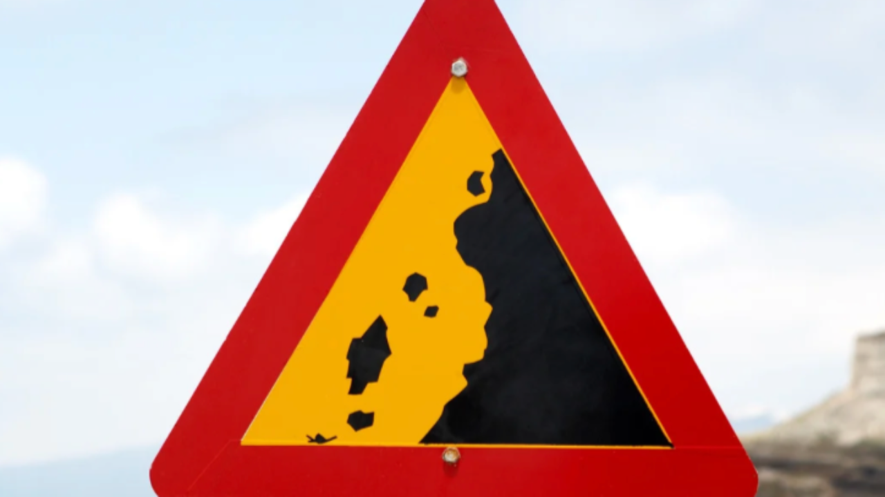 Une dameuse hors service après un éboulement Une dameuse hors service après un éboulement