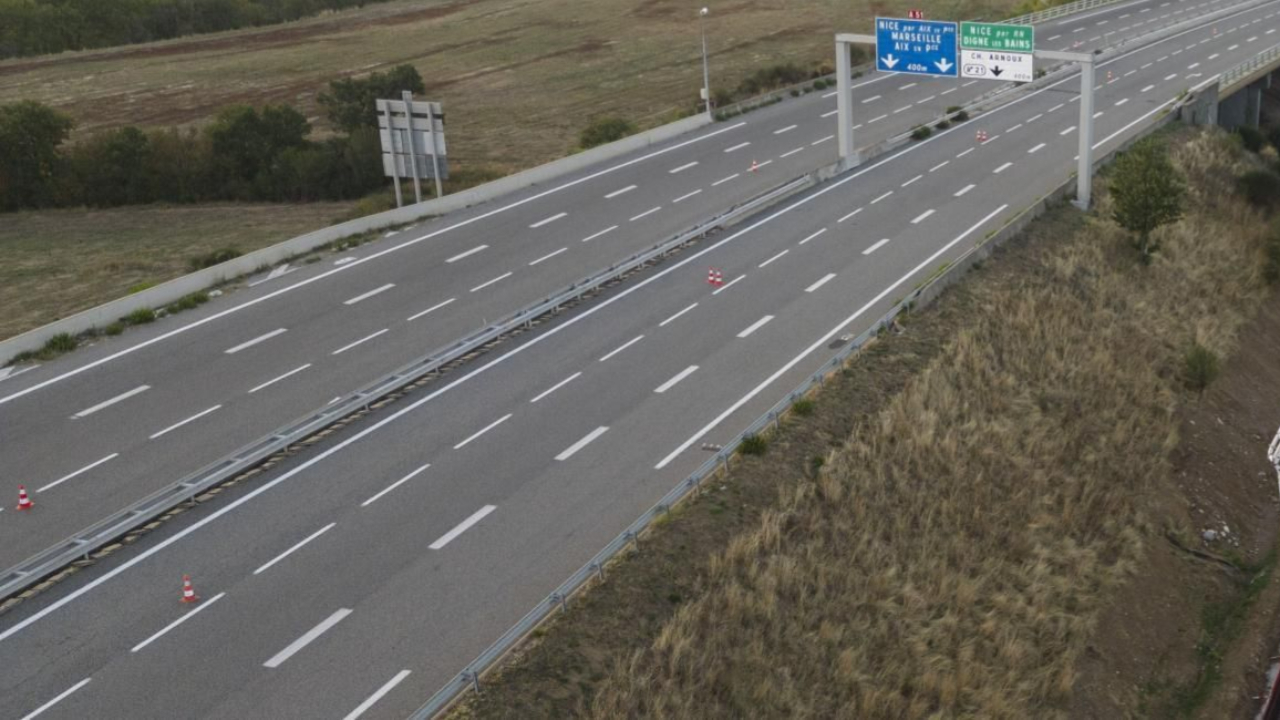 Une voiture à contre-sens ce mercredi soir sur l'A51 Une voiture à contre-sens ce mercredi soir sur l'A51