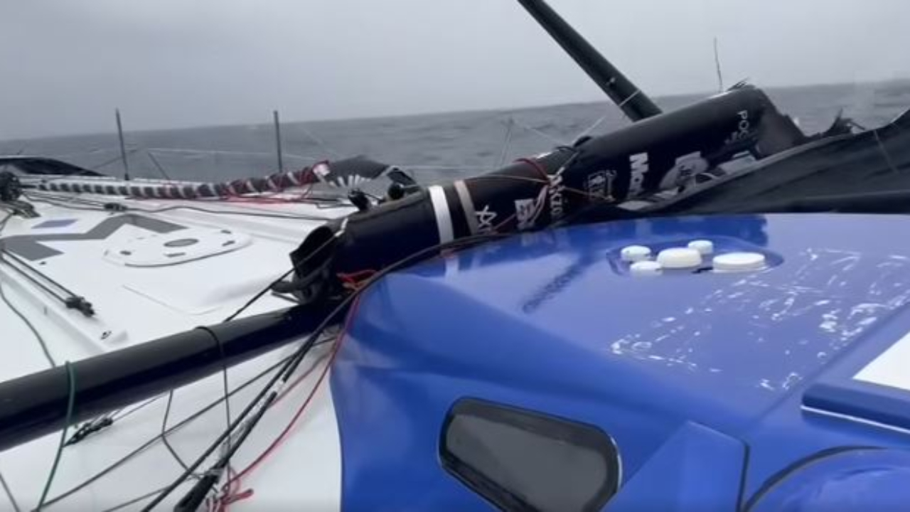 Vendée Globe : le démâtage de Pip Hare profite à Romain Attanasio... à regrets Vendée Globe : le démâtage de Pip Hare profite à Romain Attanasio... à regrets