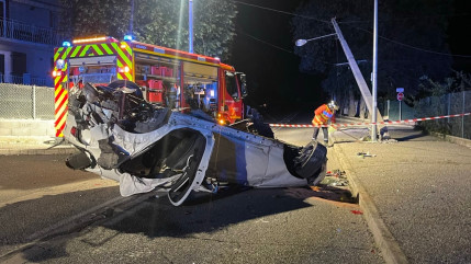 Alpes de Haute-Provence : un jeune de 19 ans finit sa course dans un pylône d’éclairage