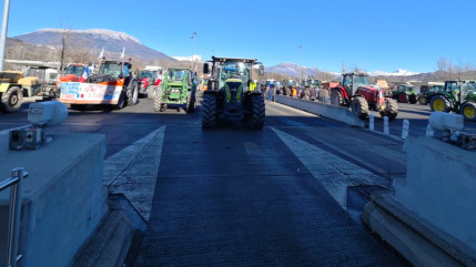 Alpes-du-Sud : la forte mobilisation des agriculteurs provoque l'interruption de la circulation sur l'autoroute A51 Alpes-du-Sud : la forte mobilisation des agriculteurs provoque l'interruption de la circulation sur l'autoroute A51