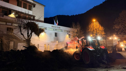 Du fumier d&eacute;pos&eacute; devant la pr&eacute;fecture bas-alpine