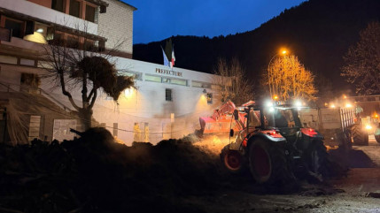 Du fumier d&eacute;pos&eacute; devant la pr&eacute;fecture bas-alpine