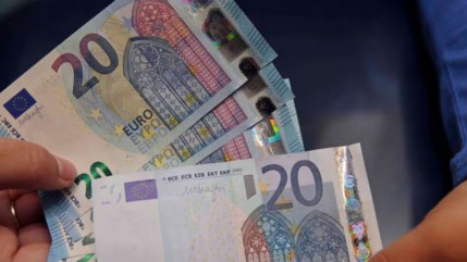 Face aux inégalités salariales, de faux billets de 20 euros distribués Face aux inégalités salariales, de faux billets de 20 euros distribués