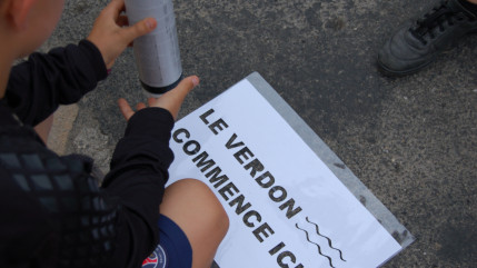 Haute-Provence : des jeunes de Castellane taguent les rues... pour la cause environnementale Haute-Provence : des jeunes de Castellane taguent les rues... pour la cause environnementale