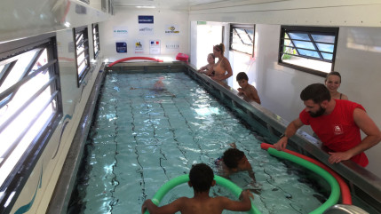 Haute-Provence : un camion-piscine s'est installé à Simiane la Rotonde Haute-Provence : un camion-piscine s'est installé à Simiane la Rotonde